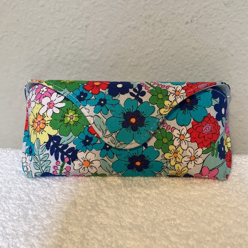 ThredUP: Vera Bradley Bree Sunglasses & Eyeglasses Case in Far Out Floral - Picture 3 of 15